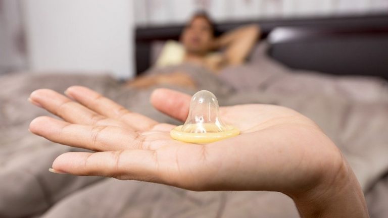 che cos'è lo stealthing: sfilare o danneggiare il preservativo di nascosto